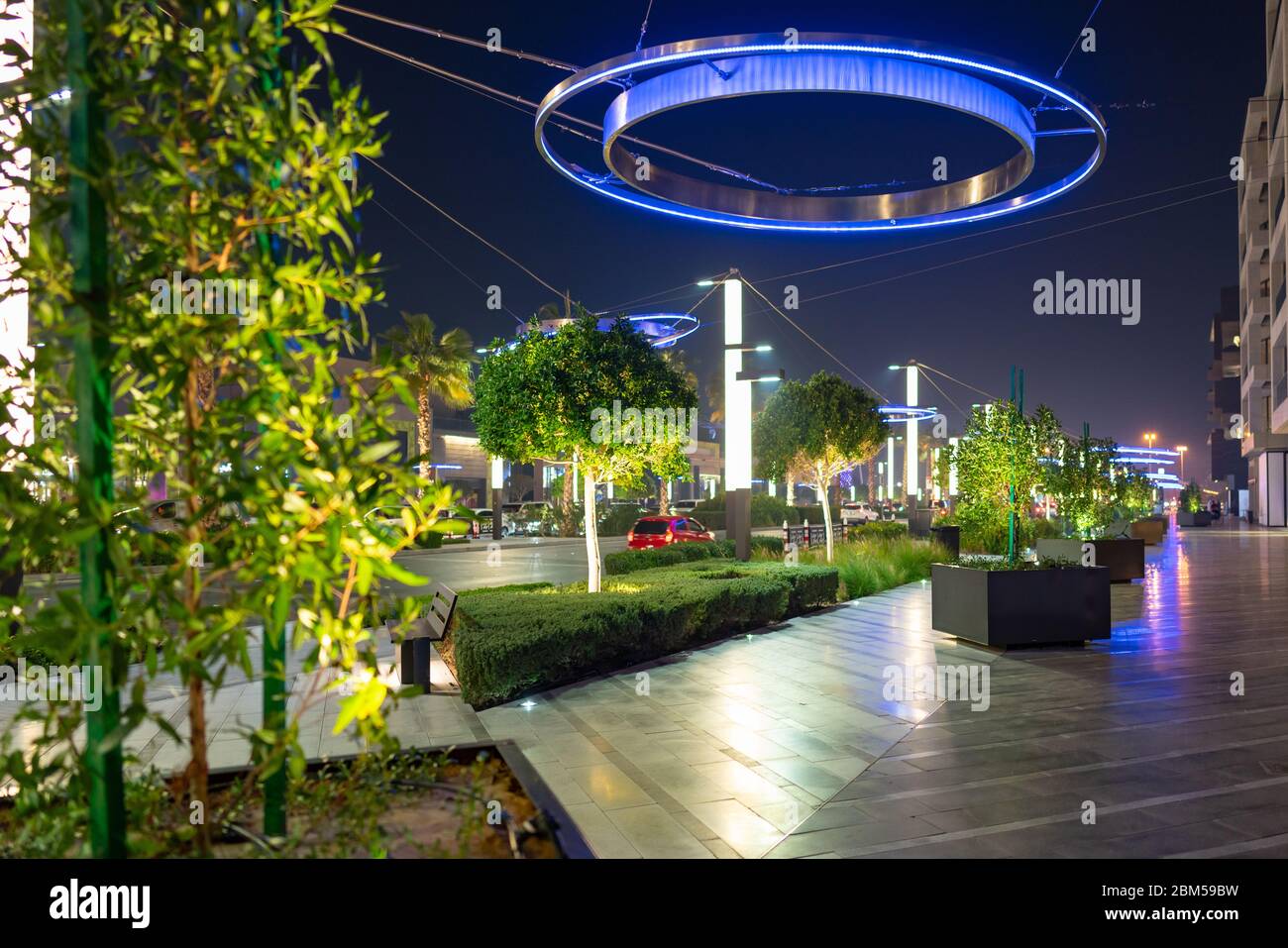 Dubai City Walk Straßen, Geschäfte, Gebäude und Cafés in der Nacht - schöne Nachbarschaft in Dubai Stockfoto