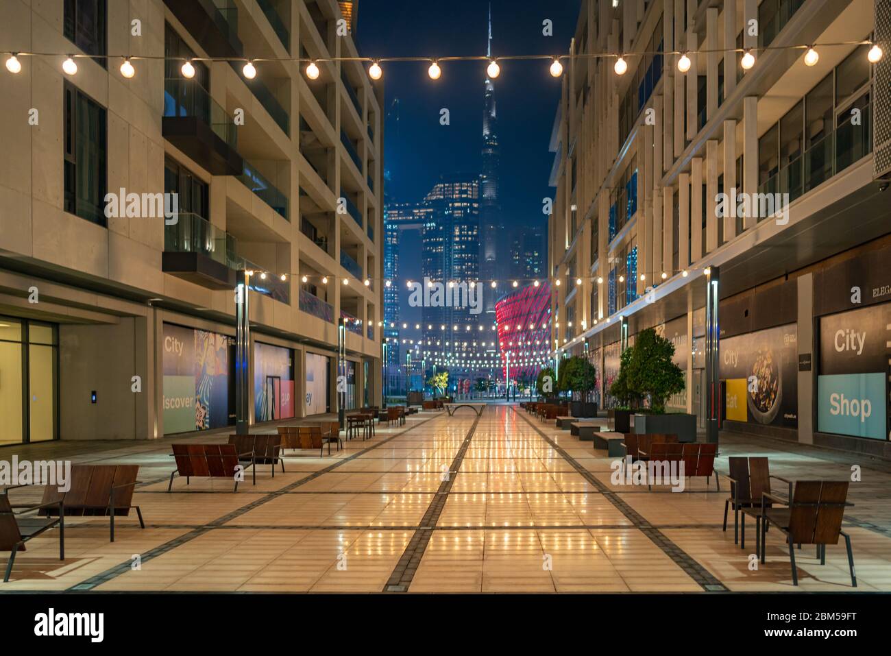 Dubai City Walk Straßen, Geschäfte, Gebäude und Cafés in der Nacht - schöne Nachbarschaft in Dubai Stockfoto