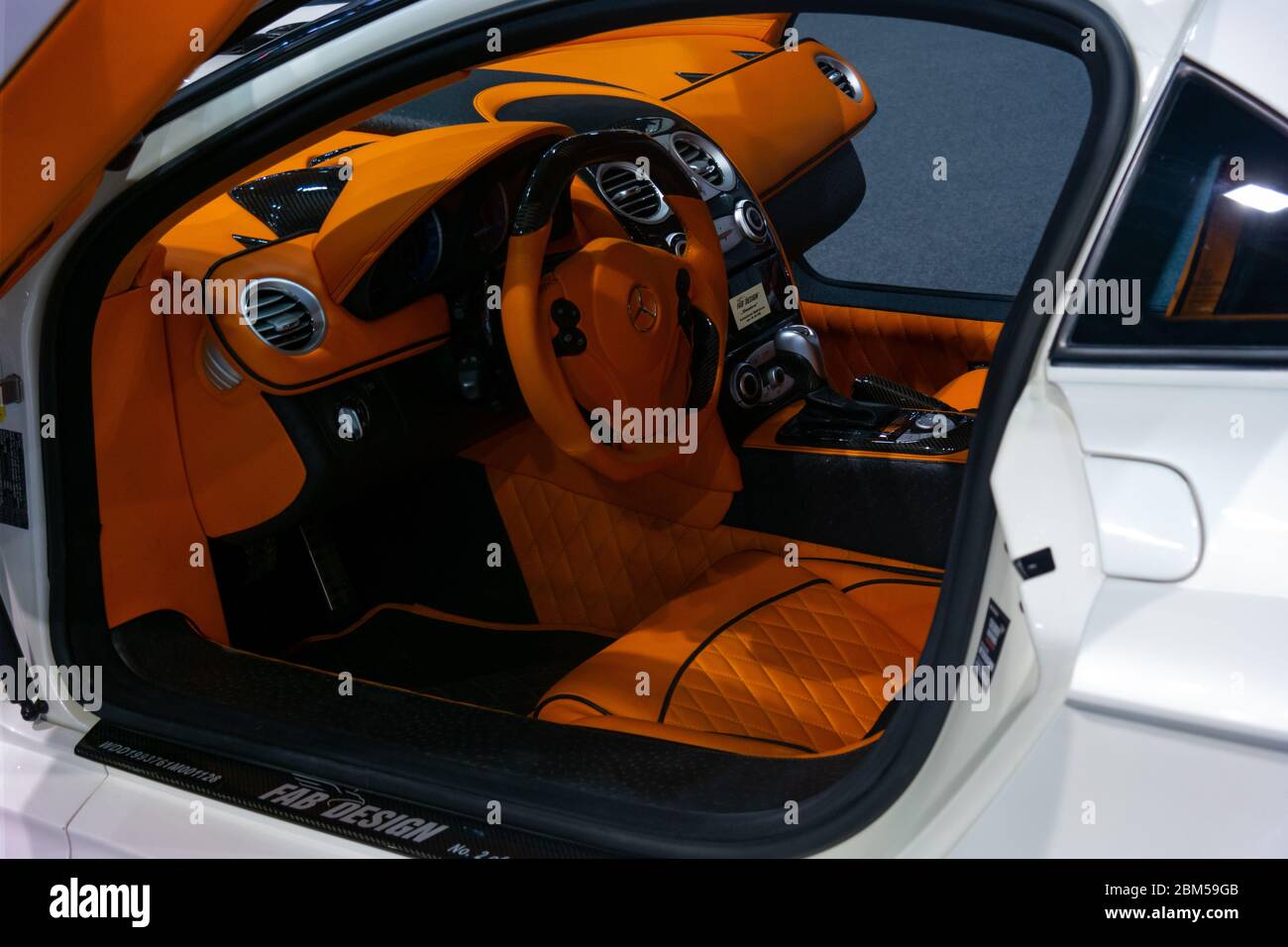 Modifiziertes weißes Mercedes Benz by FAB DESIGN mit schönem braunen Interieur, Autoshow mit seltenen Autos, die gezeigt werden, AMG Dubai Motor Show Stockfoto