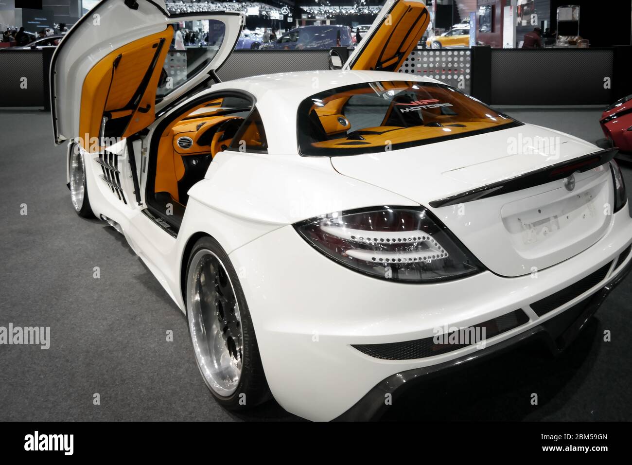Modifiziertes weißes Mercedes Benz by FAB DESIGN mit schönem braunen Interieur, Autoshow mit seltenen Autos, die gezeigt werden, AMG Dubai Motor Show Stockfoto
