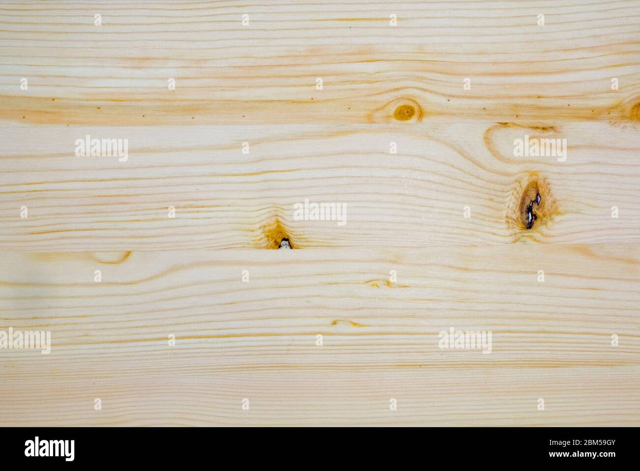 Nahaufnahme einer Nadelholzplatte mit einem Peeling auf glatter Oberfläche, um die Details und des Holzhintergrunds zu sehen Stockfoto