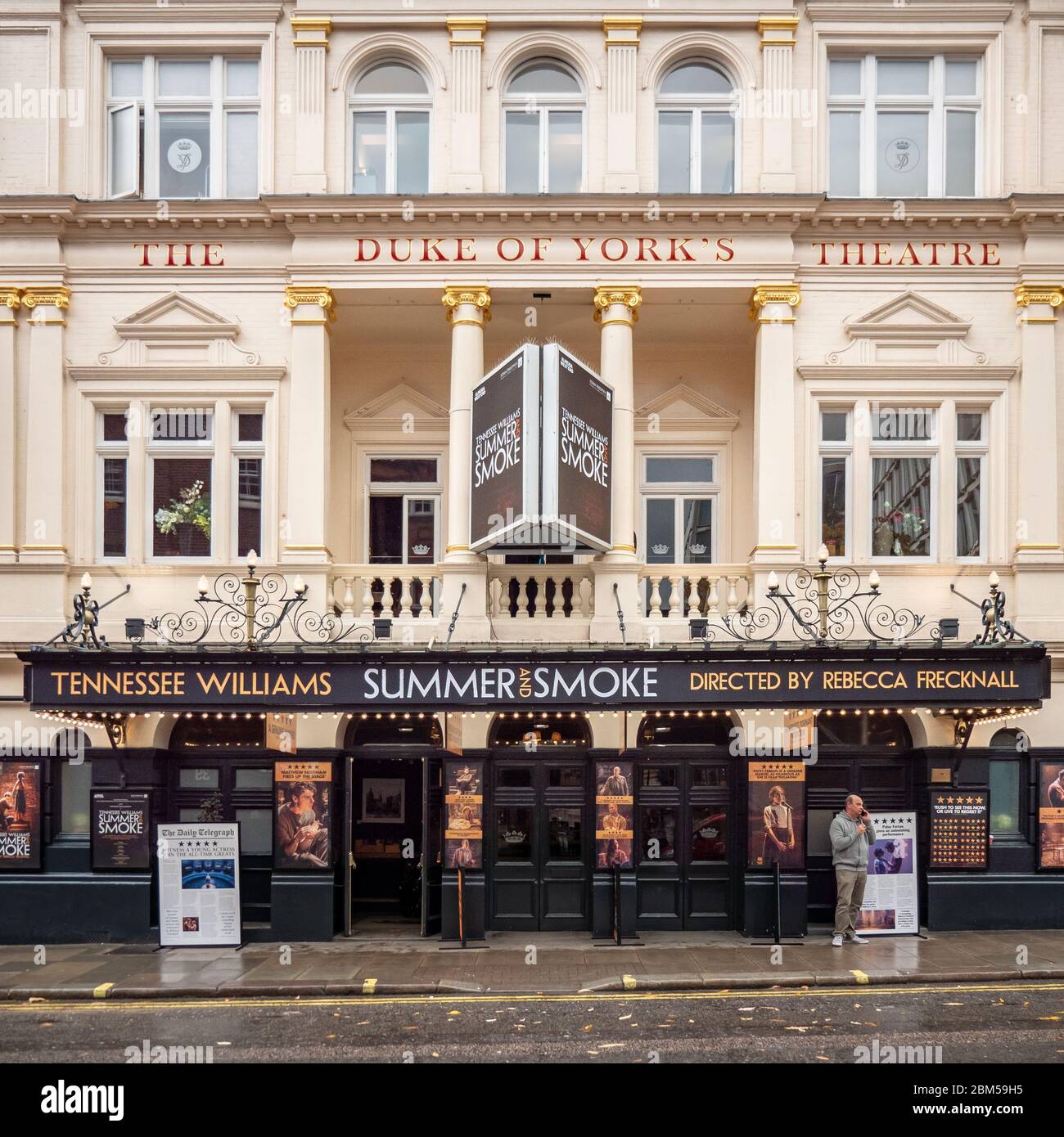 Das Duke of York's Theatre in der St. Martin's Lane im Herzen des Londoner West End zeigt das Stück Summer and Smoke von Tennessee Williams. Stockfoto