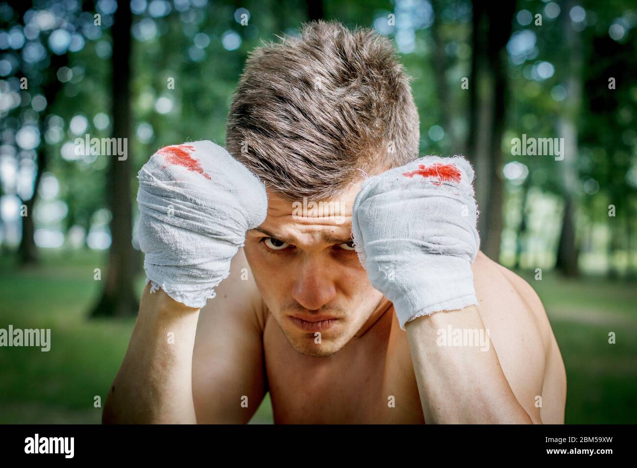 Aggressiver Boxer trainiert fleißig die Hände im Blut Stockfoto
