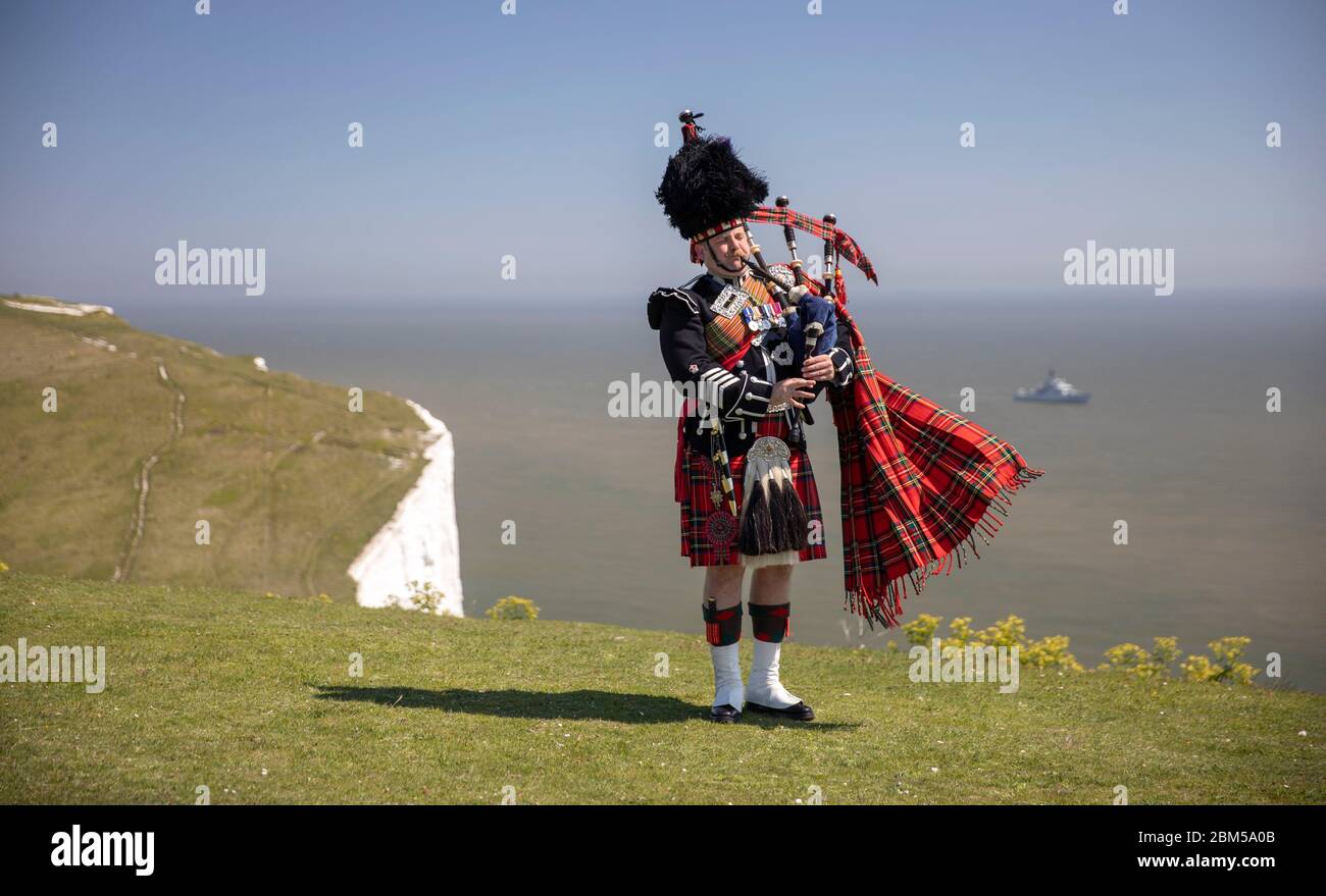 AM Freitag, den 08. MAI, IST EIN EINSCHIFFUNGSBOTE FÜR den 0001. Mai. Pfeifenmajor Andy Reid von den Schotten Guards spielt seine Pfeifen auf den Klippen von Dover, Kent, vor gedenkfeiern zum 75. Jahrestag des VE Day. Stockfoto