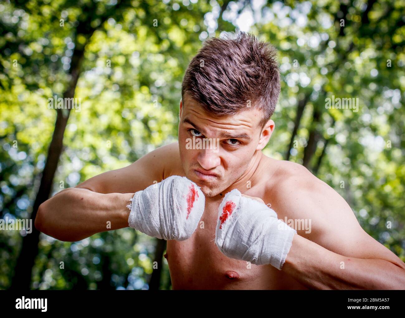 Aggressiver Boxer trainiert fleißig die Hände im Blut Stockfoto