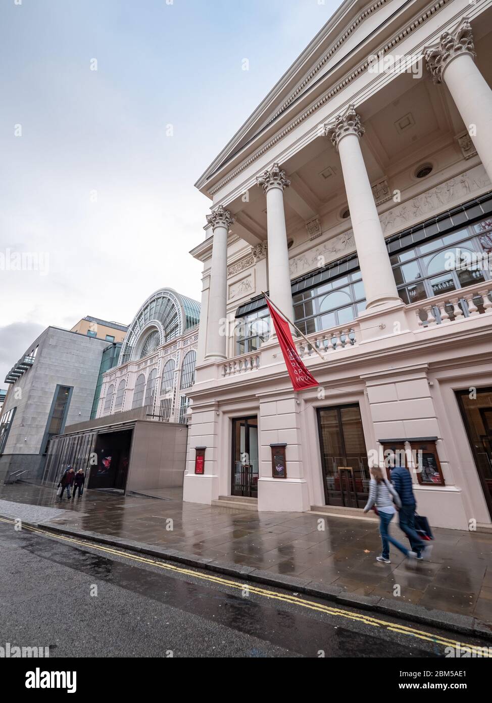 Das Royal Opera House mit seiner angrenzenden Glas- und Eisenhalle Floral Hall im Covent Garden District im West End von London. Stockfoto