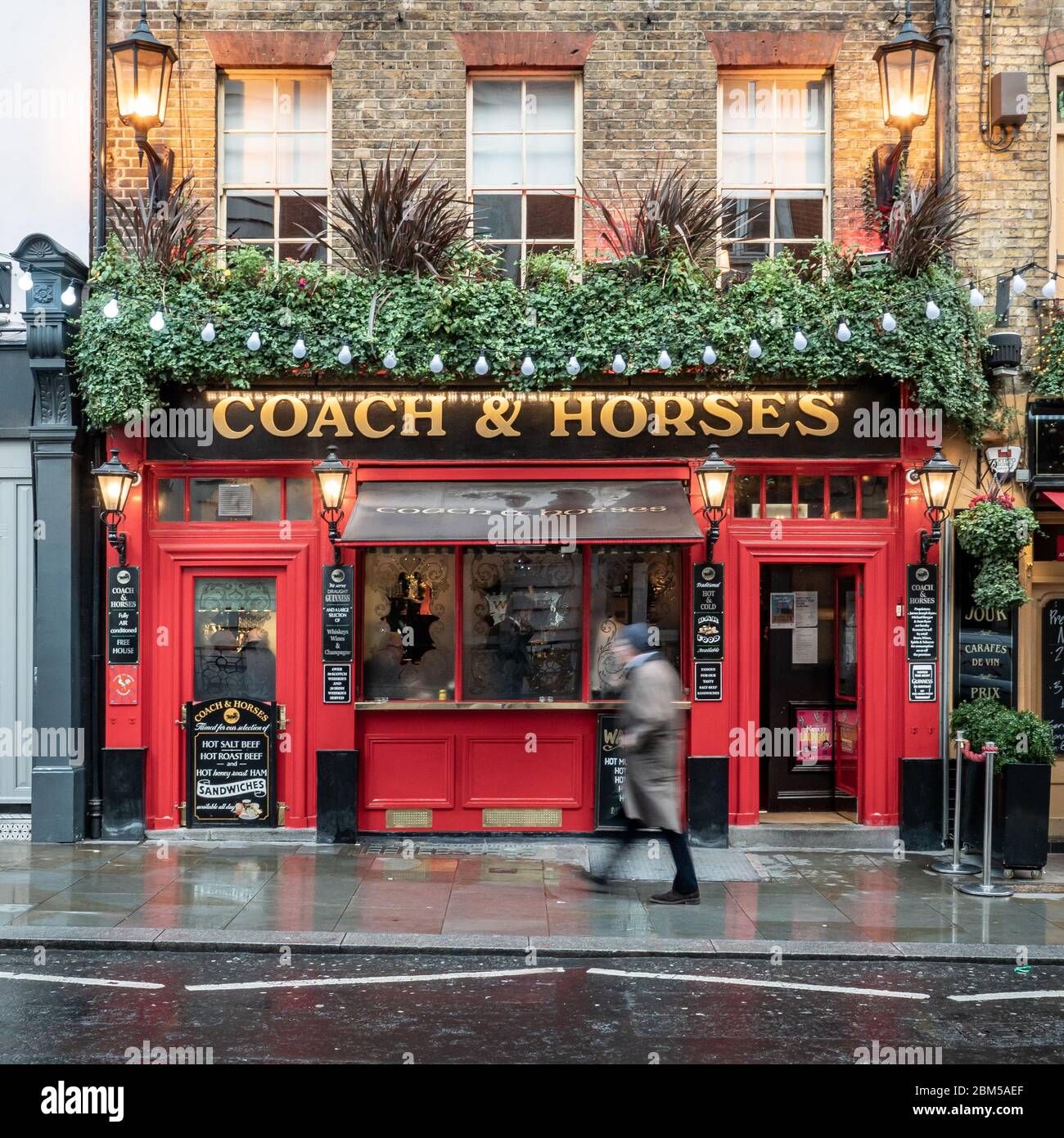 The Coach and Horses, ein traditionelles Pub in den Hinterstraßen von Covent Garden, London, England. Stockfoto