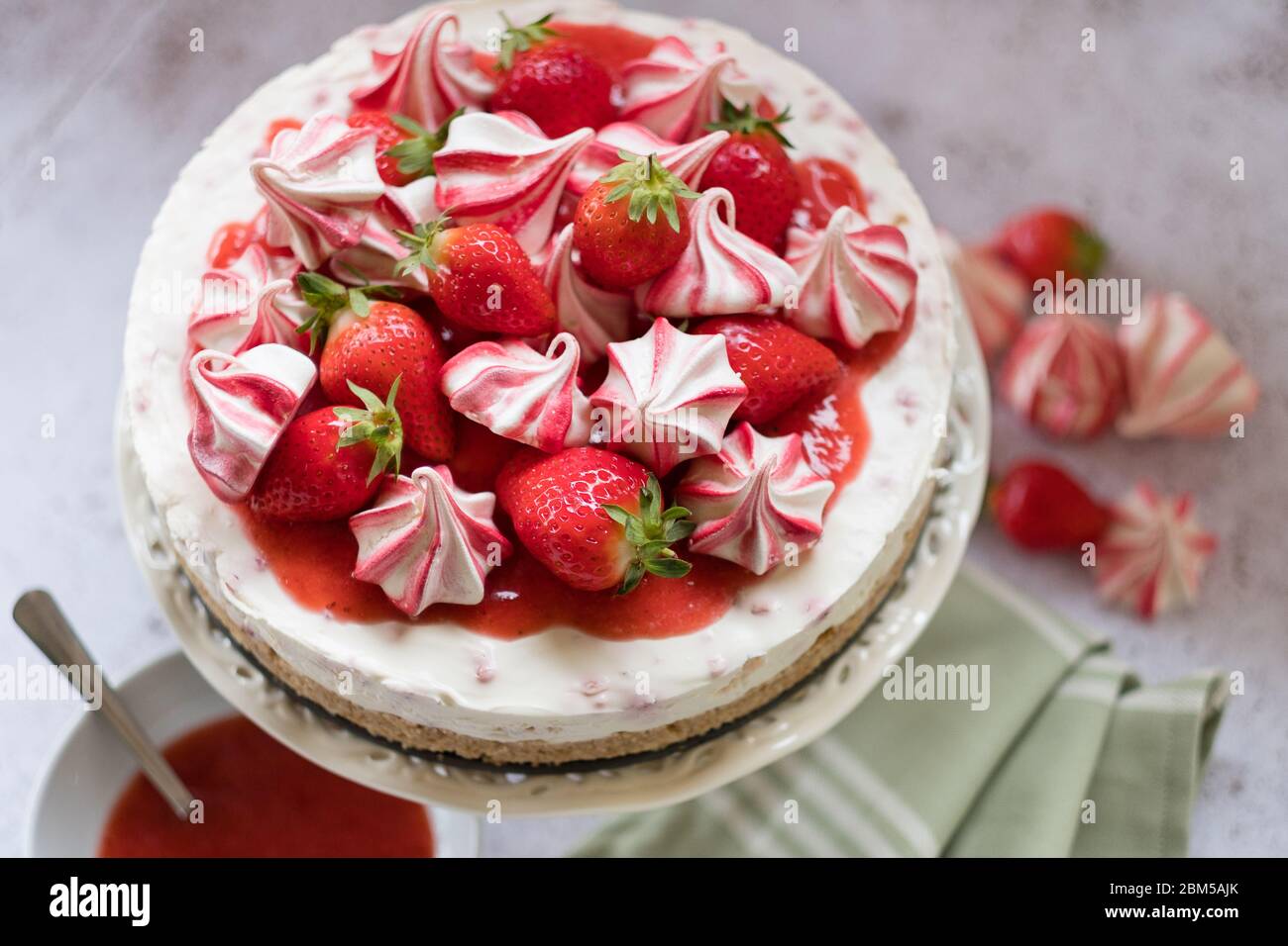 Frischer Sommerbeerkäsekuchen mit Baiser Stockfoto