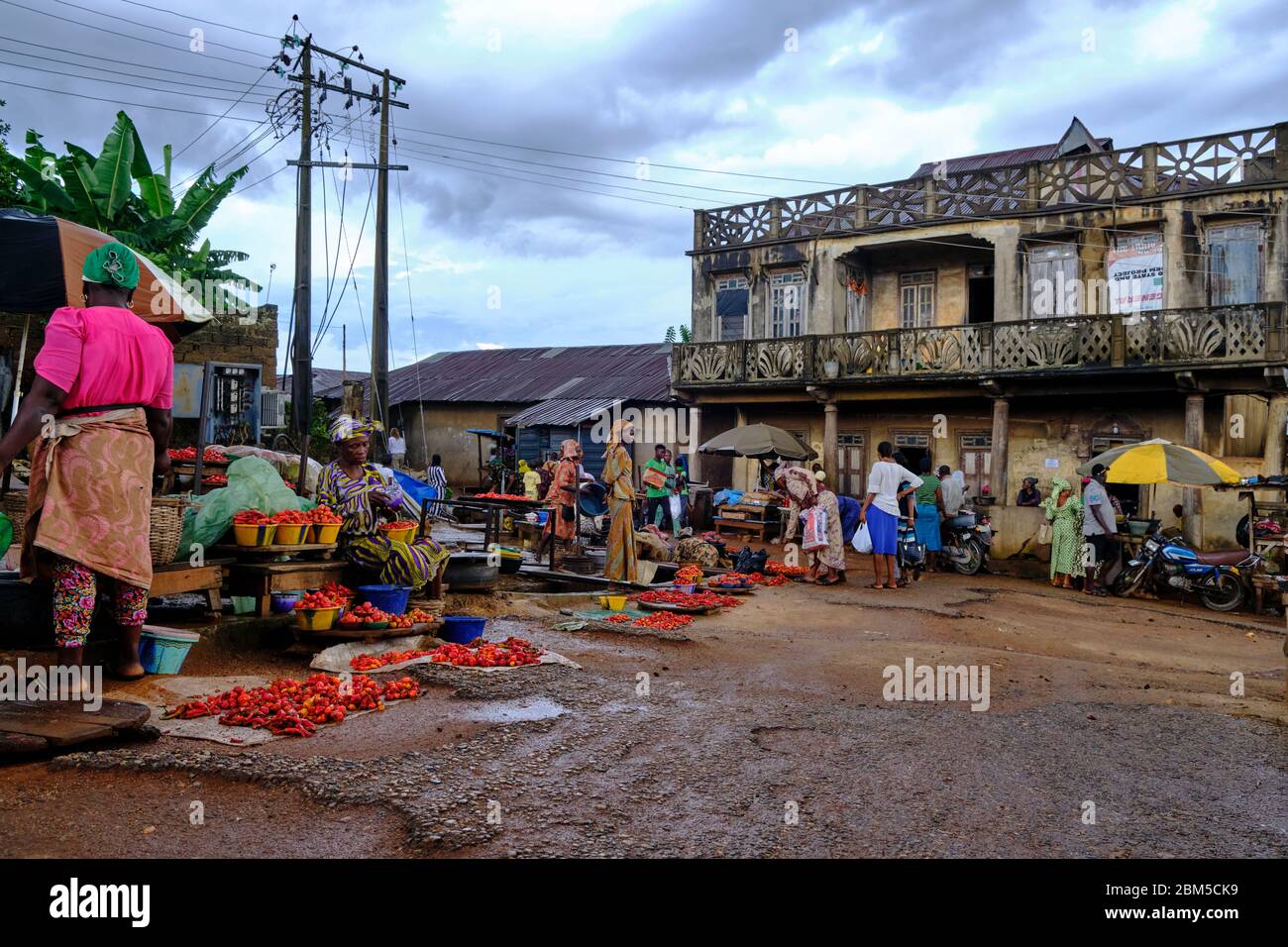 Gemüsemarkt in den nassen Straßen von Osogbo nach einem tropischen Sturm. Stockfoto
