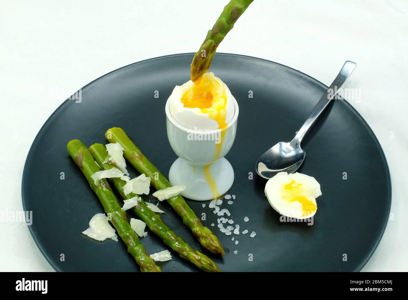 Ein weich gekochtes Ei mit Spargelsoldaten Stockfoto