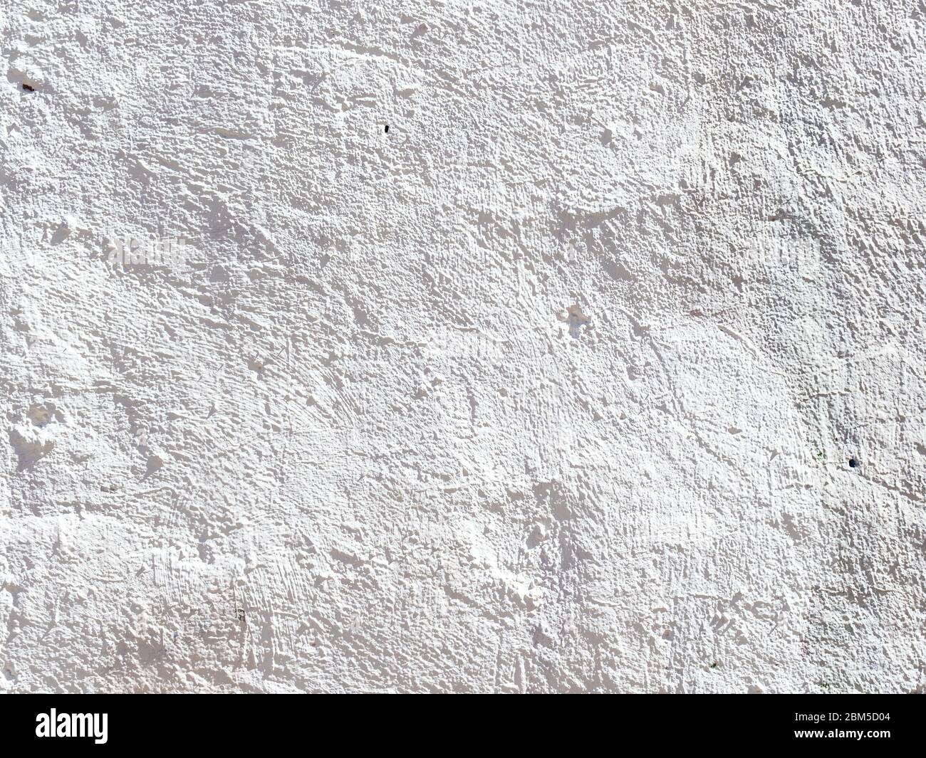Architektur Hintergrund - sonnendurchflutete weiß gestrichene unebene verputzte Außenwand Stockfoto