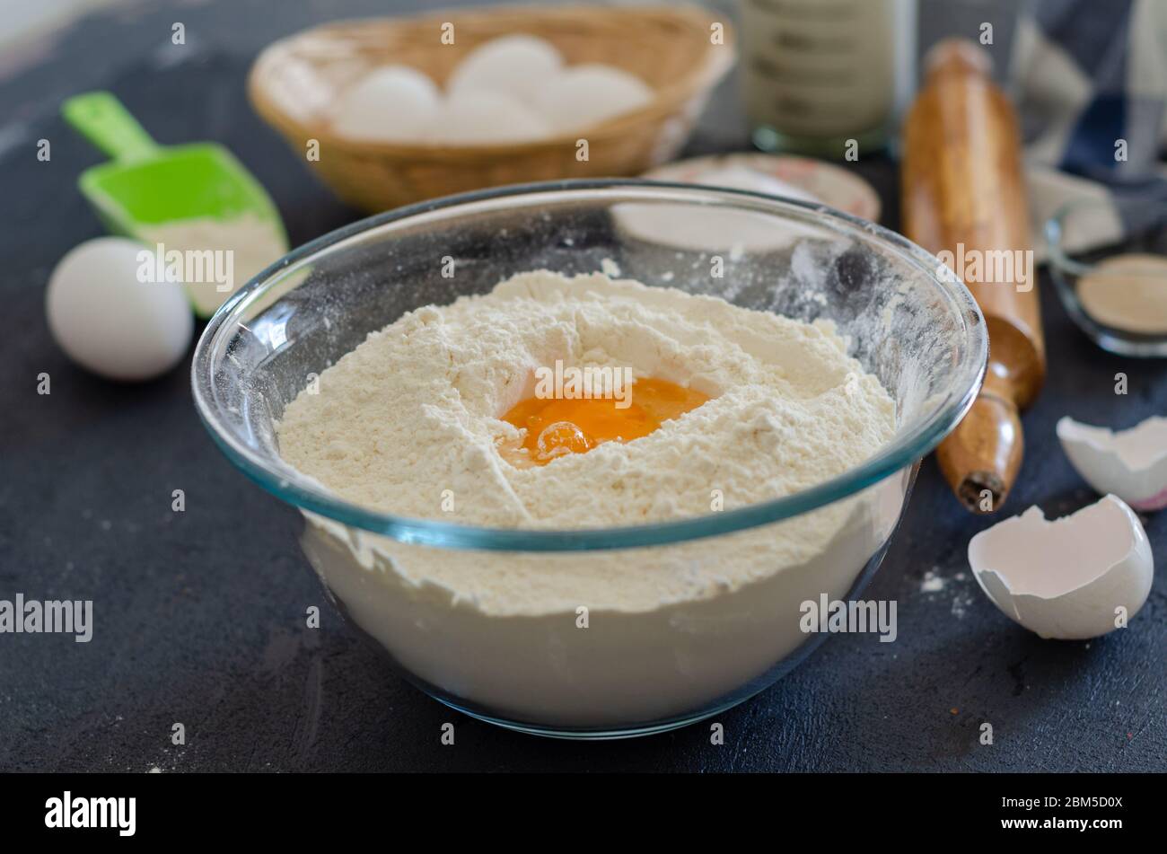 Prozess der Vorbereitung Teig für Brot in der Küche. Stockfoto