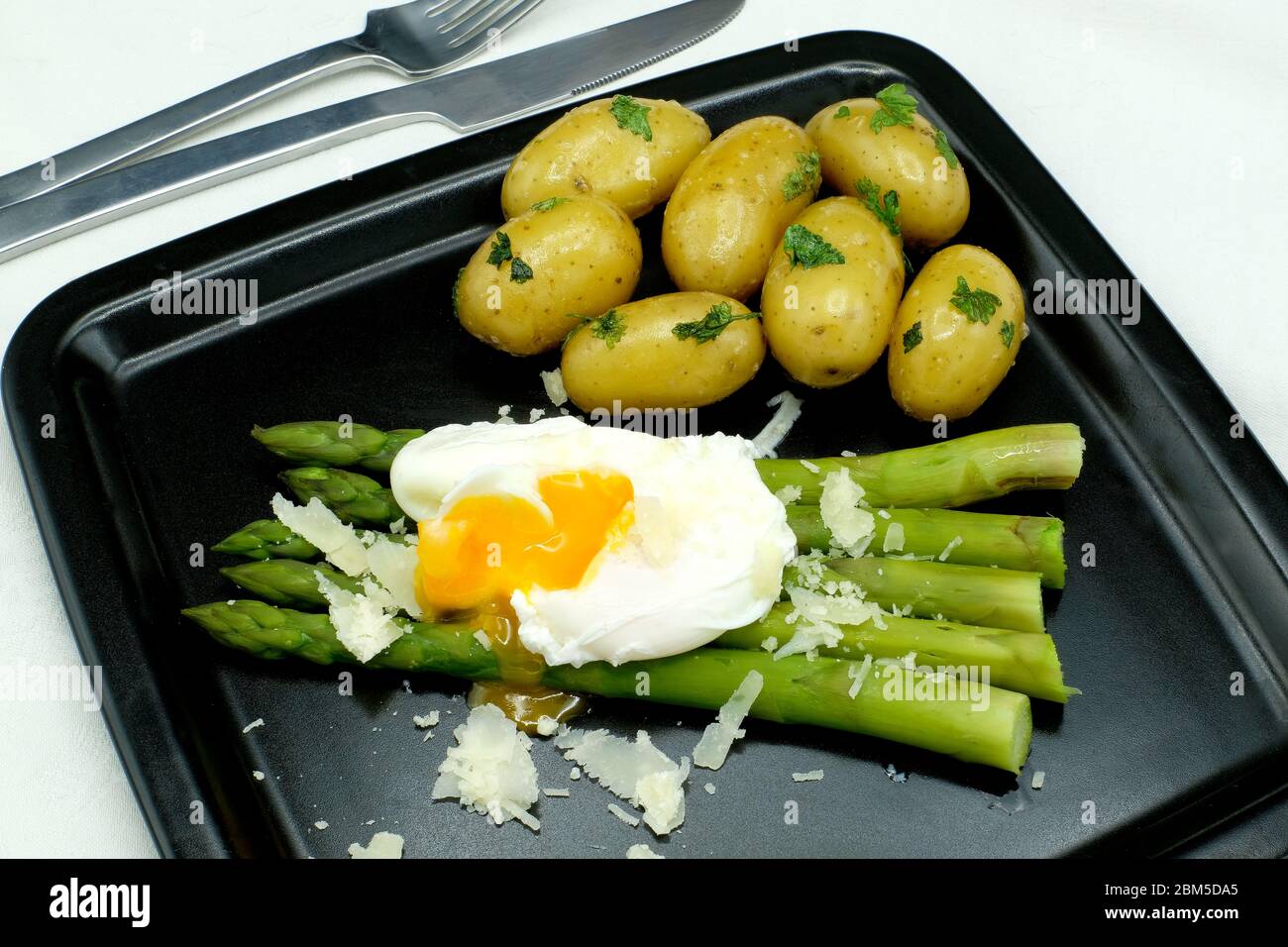 Grüner Spargel mit pochiertem Ei und neuen Kartoffeln Stockfoto