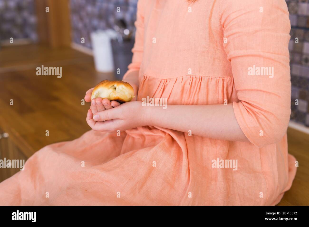 Nahaufnahme von Kinderhände und einem Fleischkuchen. Stockfoto
