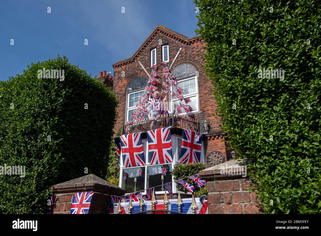 Pageantmaster des VE Day 75 Bruno Peek schmückt sein Haus in Gorleston-on-Sea, Norfolk, mit Fahnen und Aschen zum 75. Jahrestag des Endes des Zweiten Weltkriegs in Europa. Stockfoto