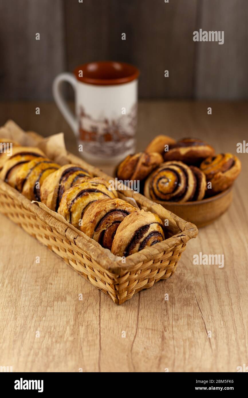 Runde hausgemachte Kekse auf dem Tisch. Gestreifte Plätzchen mit Kakao und Zimt. Leckere Brötchen für eine Tasse Kaffee zum Frühstück. Holzhintergrund innen Stockfoto