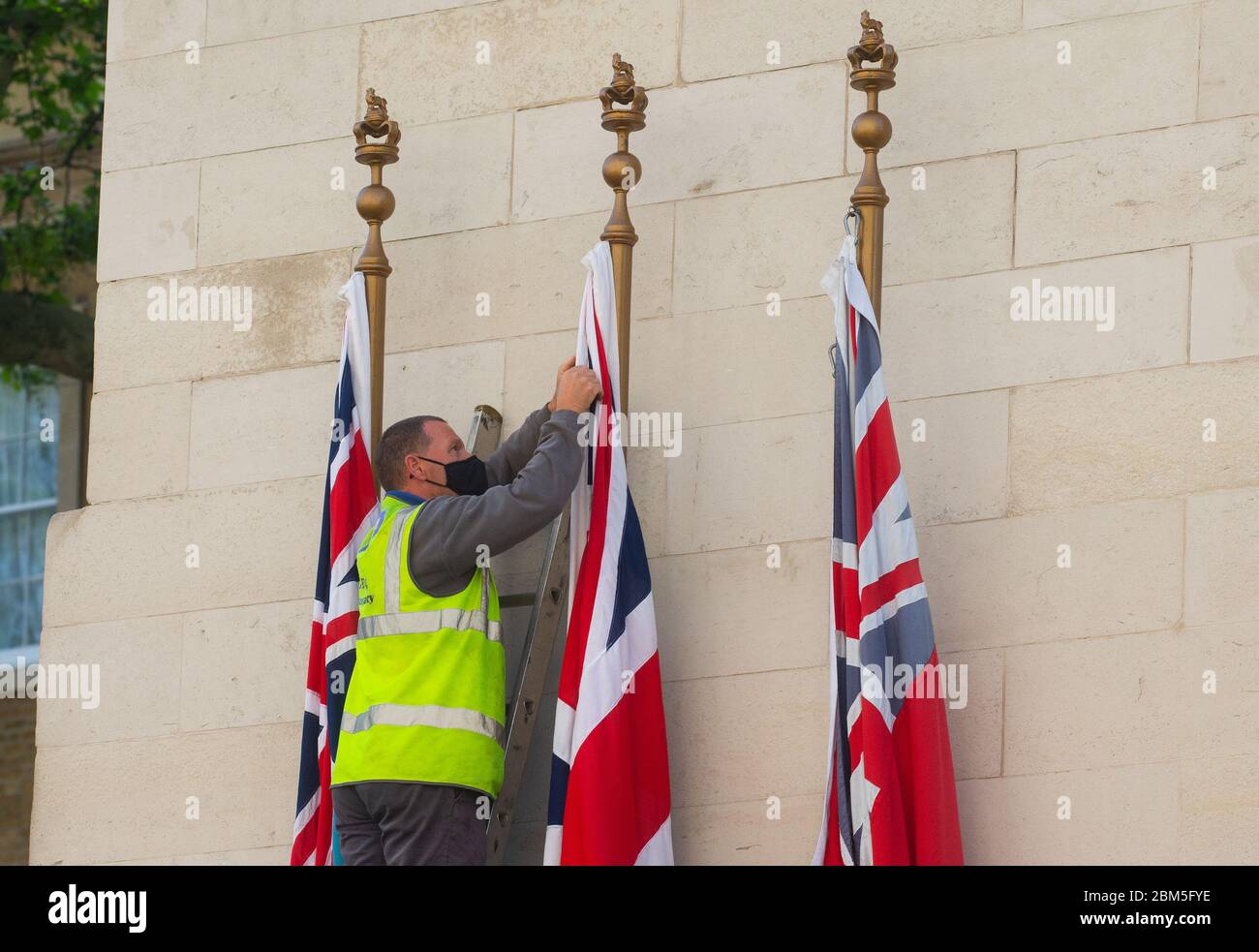 London, Großbritannien. Mai 2020. Arbeiter wechseln die Flaggen auf dem Cenotaph in Whitehall zur Vorbereitung auf den 75. Jahrestag des VE-Tages. Der Sieg am Euope Day wird am 8. Mai gefeiert. Quelle: Mark Thomas/Alamy Live News Stockfoto