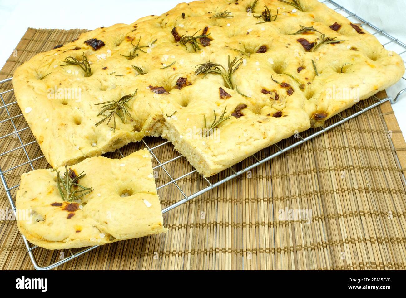 Rosmarin und Meersalz Focaccia Brot, mit sonnengetrockneten Tomaten und Oliven Stockfoto