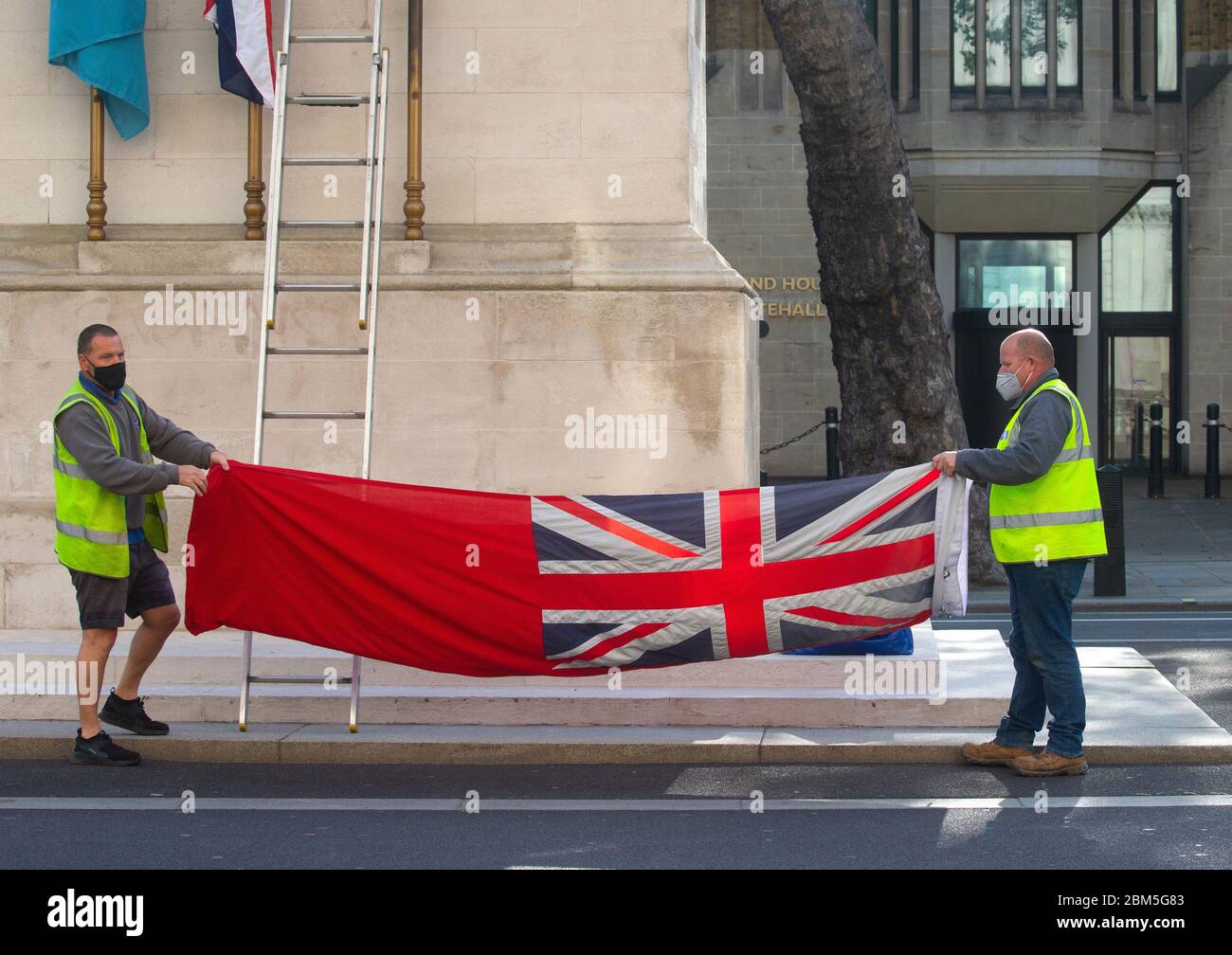 London, Großbritannien. Mai 2020. Arbeiter wechseln die Flaggen auf dem Cenotaph in Whitehall zur Vorbereitung auf den 75. Jahrestag des VE-Tages. Der Sieg am Euope Day wird am 8. Mai gefeiert. Quelle: Mark Thomas/Alamy Live News Stockfoto