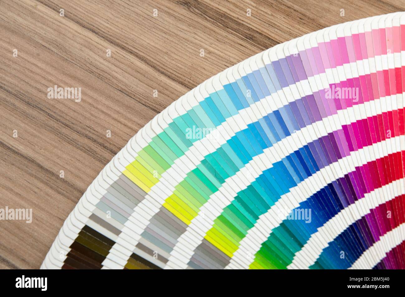 Farbkartenauswahl auf Holzschreibtisch Stockfoto
