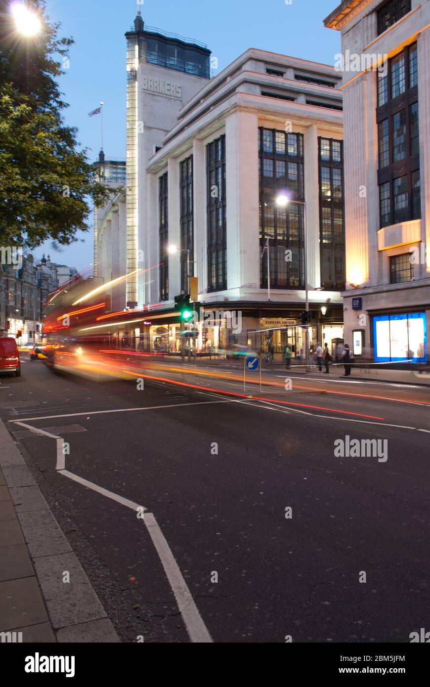 Art déco 1930er Jahre Architektur Stone Barkers Department Store Shopping Arcade, Kensington High Street, London W8 von Bernard George Stockfoto Art déco 1930er Jahre Architektur Stone Barkers Department Store Shopping Arcade, Kensington High Street, London W8 von Bernard George Stockfoto