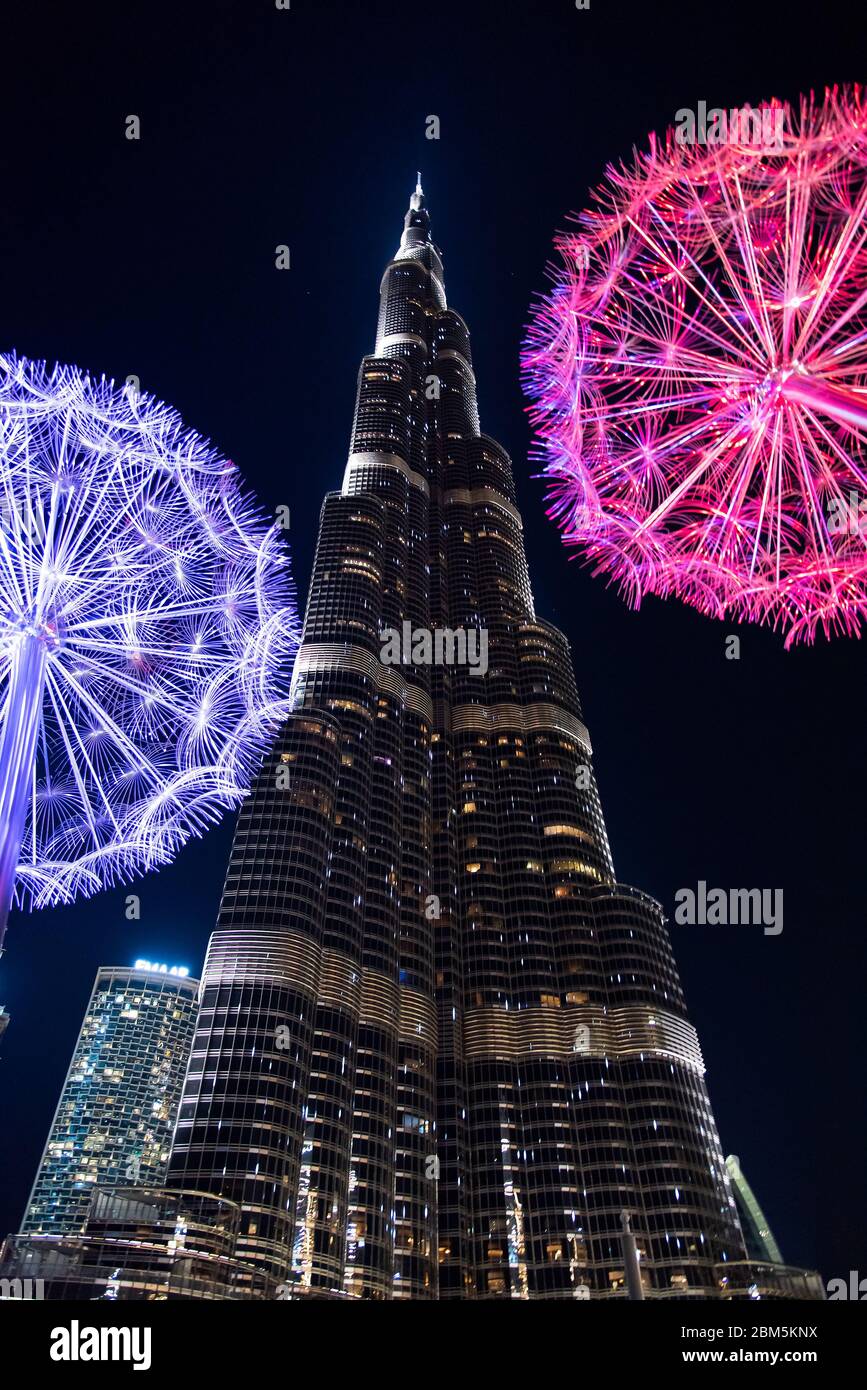 Dubai, Vereinigte Arabische Emirate - 20. Dezember 2019: Burj Khalifa und Löwenzahn leuchten vor dem Einkaufszentrum Dubai einer der Hauptreiseorte der VAE bei Nacht Stockfoto