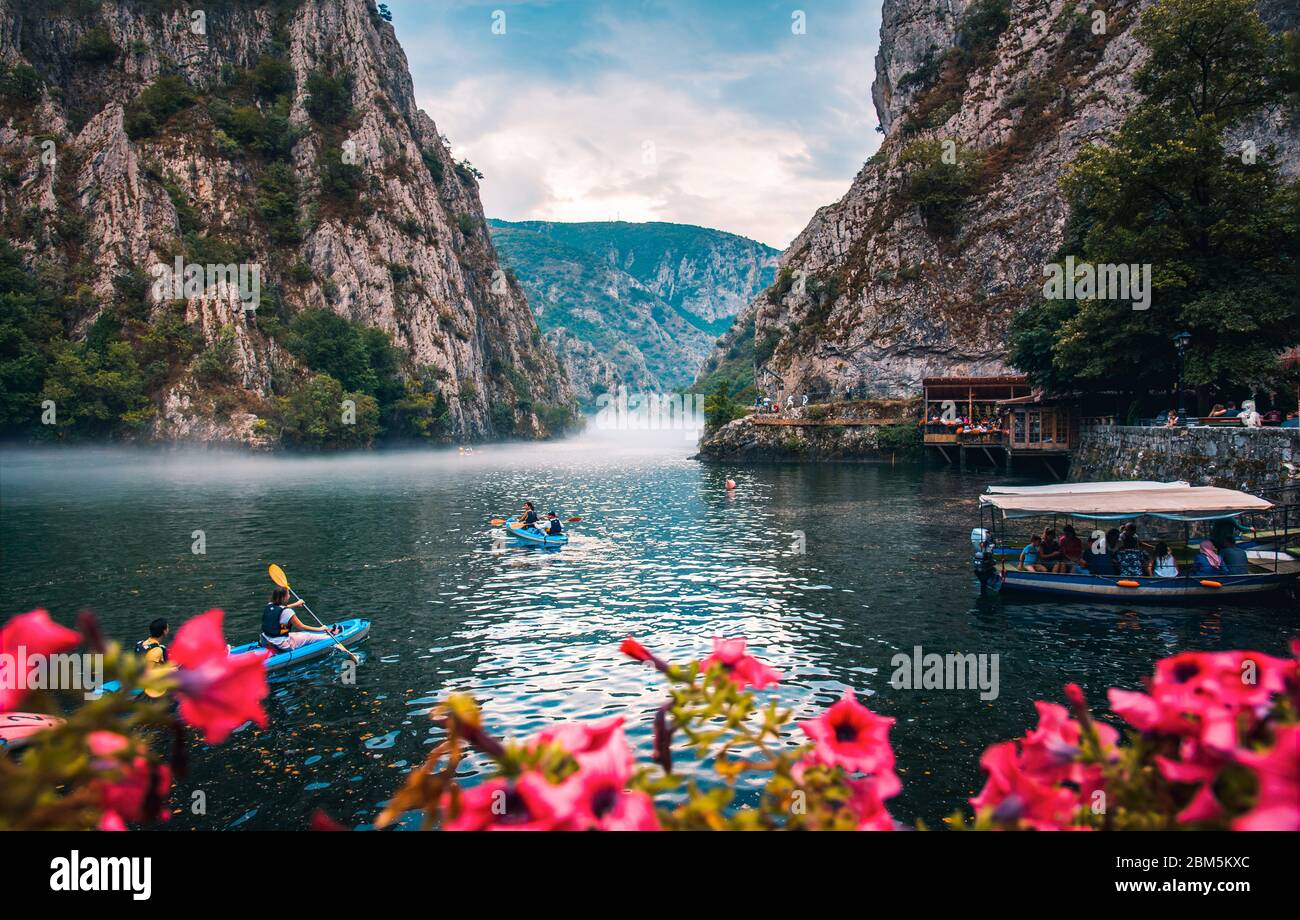 Matka, Nordmakedonien - 26. August 2018: Canyon Matka bei Skopje, mit Kajakfahrern und magischer nebliger Landschaft mit ruhigem Wasser Stockfoto