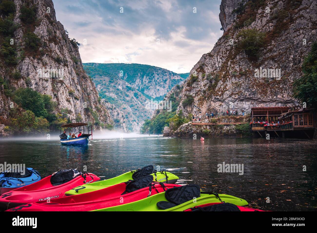 Matka, Nordmakedonien - 26. August 2018: Canyon Matka bei Skopje, mit Kajakfahrern und magischer nebliger Landschaft mit ruhigem Wasser Stockfoto