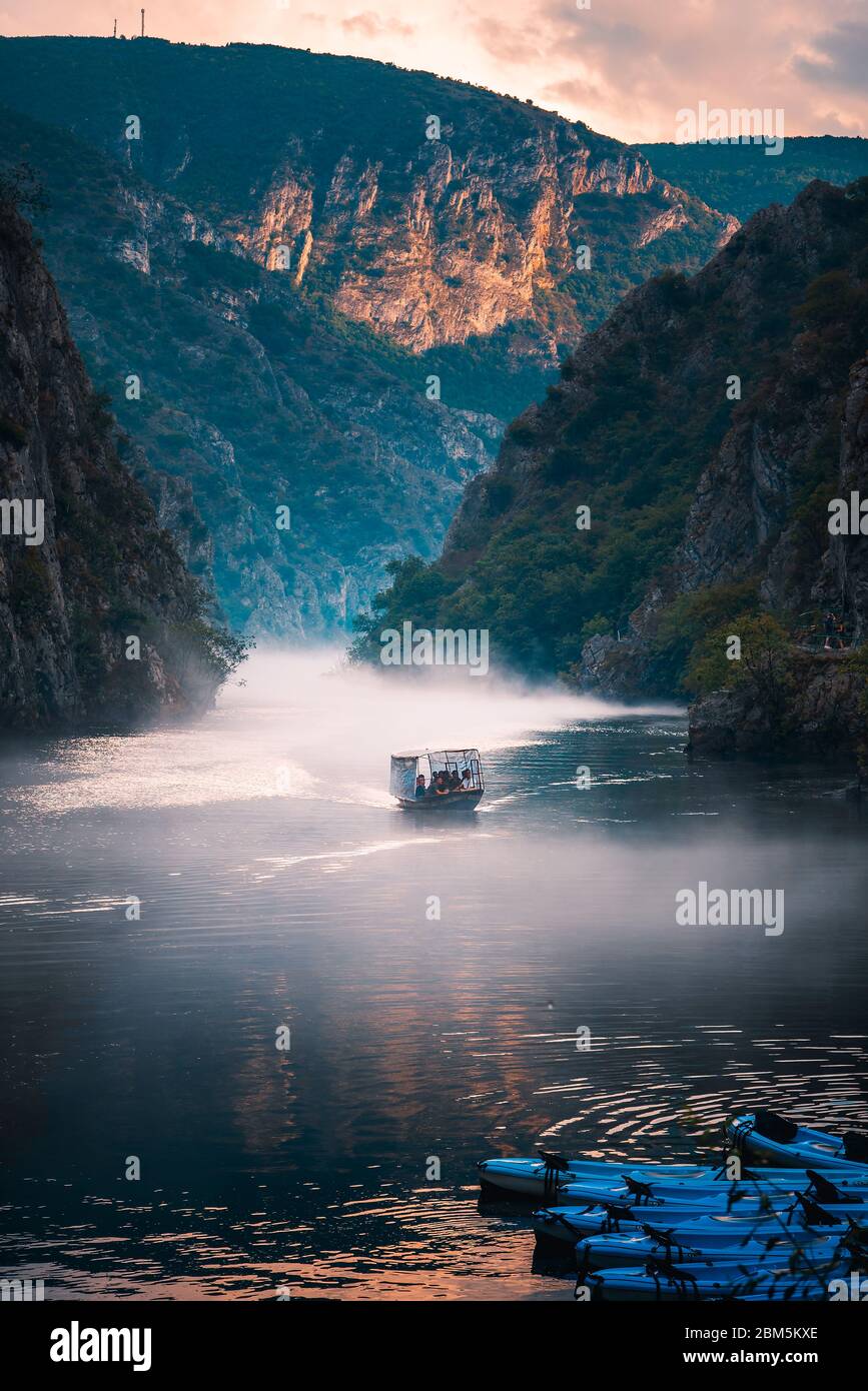 Matka, Nordmakedonien - 26. August 2018: Wunderschöner Matka Canyon in der Nähe von Skopje mit Kajakfahrten und einer atemberaubenden Aussicht auf die neblige Landschaft Stockfoto
