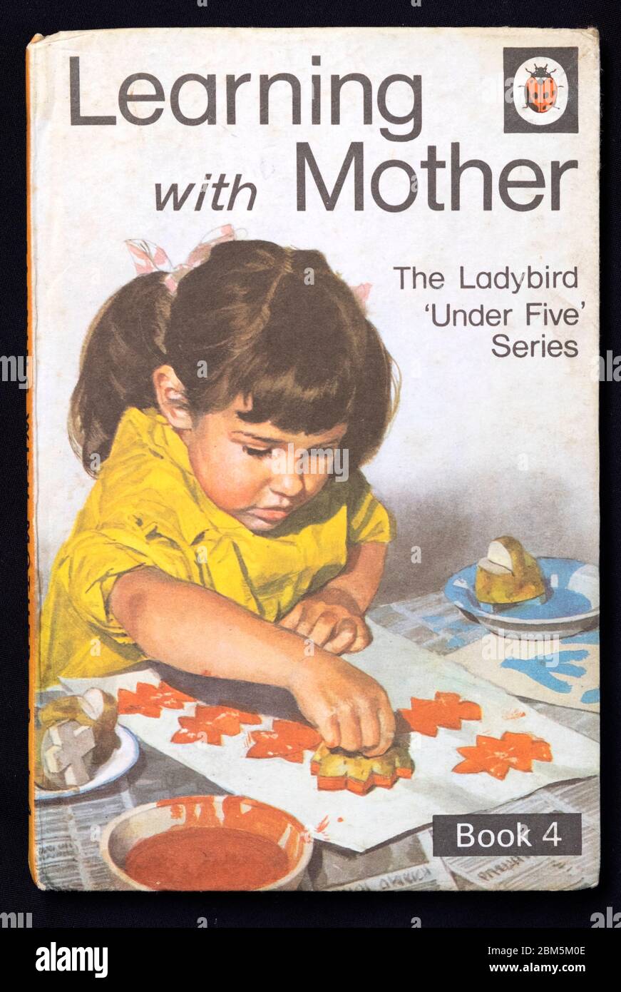 1971 Ladybird Buch 'Learning with Mother' 'Book 4' kleines Mädchen, das Kartoffeldrucke macht Britisches Kinderbuchcover London England Großbritannien Stockfoto