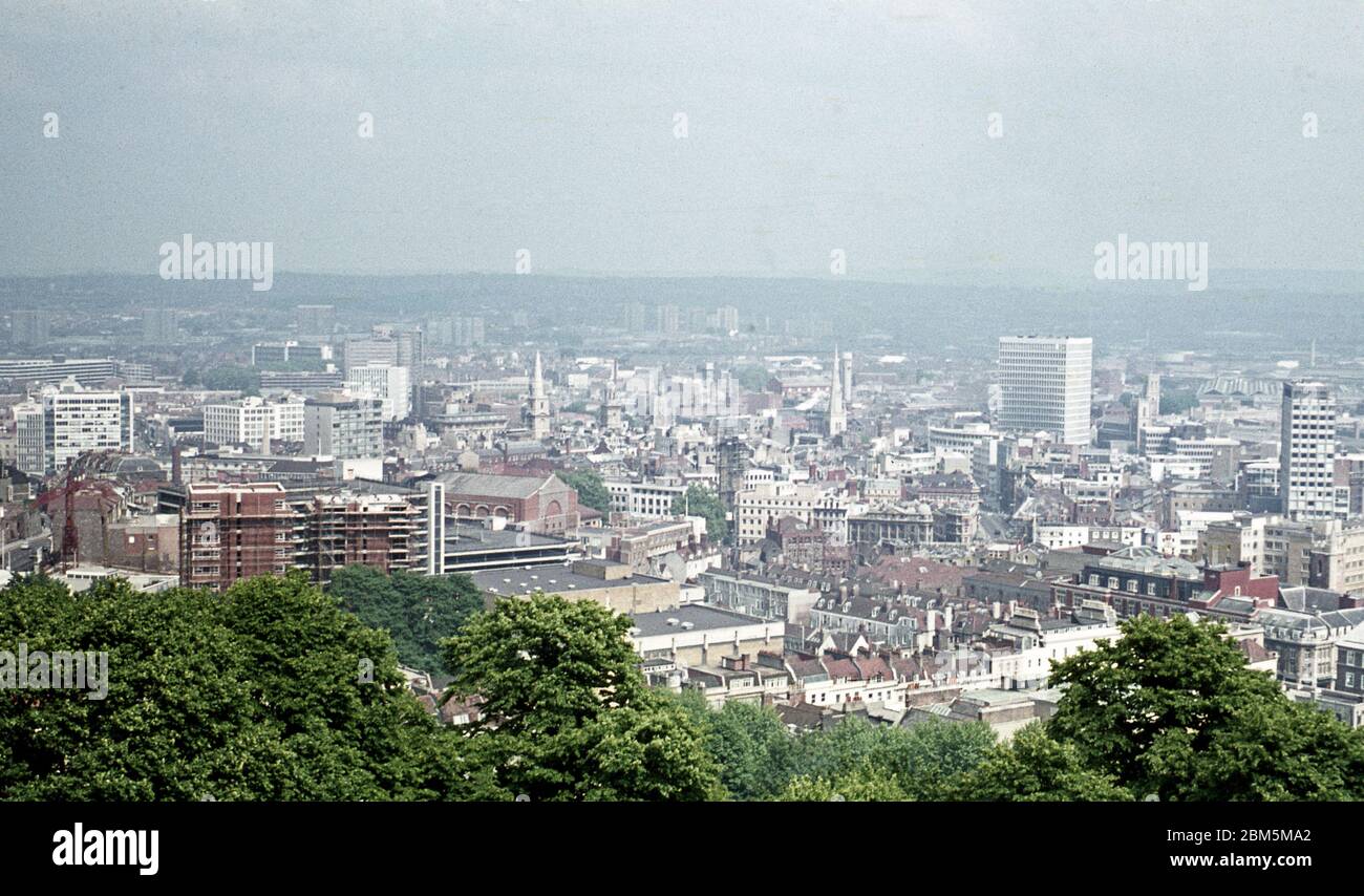 Bristol in den 60er und 70er Jahren: Der Blick vom Gipfel des Cabot Tower auf Brandon Hill im Juni 1970, mit Blick auf das Zentrum und die neuen Bürohochhäuser der 60er Jahre, die wegen der Auswirkungen auf die Nachbargebiete für Kontroversen gesorgt hatten. Stockfoto