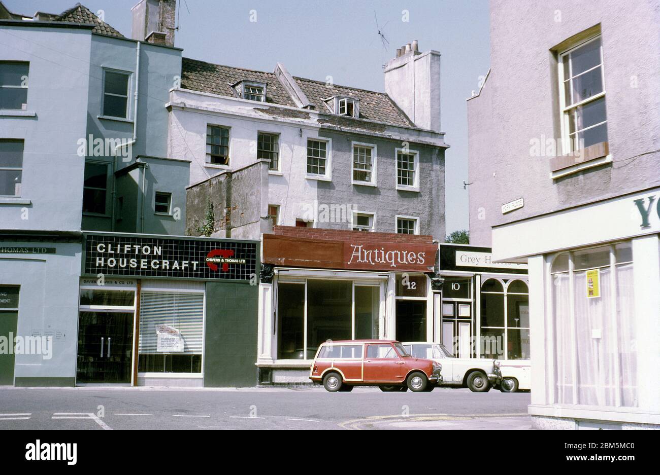 Bristol in den 60er und 70er Jahren: Außenansicht der typischen Studentenwohnung der Bristol University in Clifton in den 60er Jahren. Die oberen drei Etagen der 12 Clifton Road, um die Ecke von der Studentenunion, hatte zwei Dachgeschosszimmer, ein Hauptschlafzimmer, Wohnzimmer und Bad mit einer kleinen fensterlosen Küche neben dem Wohnzimmer. Der Strom in der Wohnung wurde durch eine Münze im Slotmeter bezahlt. Ein rotes Morris Mini-Reiseauto steht vor dem Hotel. Das York Cafe war auf der anderen Ecke. Dieses Foto wurde im Juni 1970 aufgenommen. Stockfoto