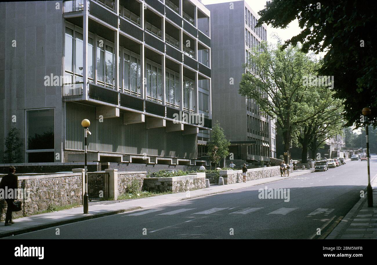 Bristol in den 60er und 70er Jahren: Die Universität Bristol's Students Union in Queens Road, Clifton, im Juni 1970. Es wurde 1965 gebaut, um die pastoralen, Freizeit- und sozialen Bedürfnisse einer wachsenden Studentenbevölkerung zu erfüllen, die fern von zu Hause lebt und bleibt eines der größten zweckmäßig gebauten Studentengewerkschaftsgebäude in Großbritannien mit einer Grundfläche, die fast vier Fußballfeldern entspricht. Das Design umfasste große Tagungsräume, Fernseher und Spielzimmer, einen Laden, einen Friseur, eine Bäckerei, Esszimmer und Bars, ein Proscenium Theater und einen Swimmingpool. Stockfoto