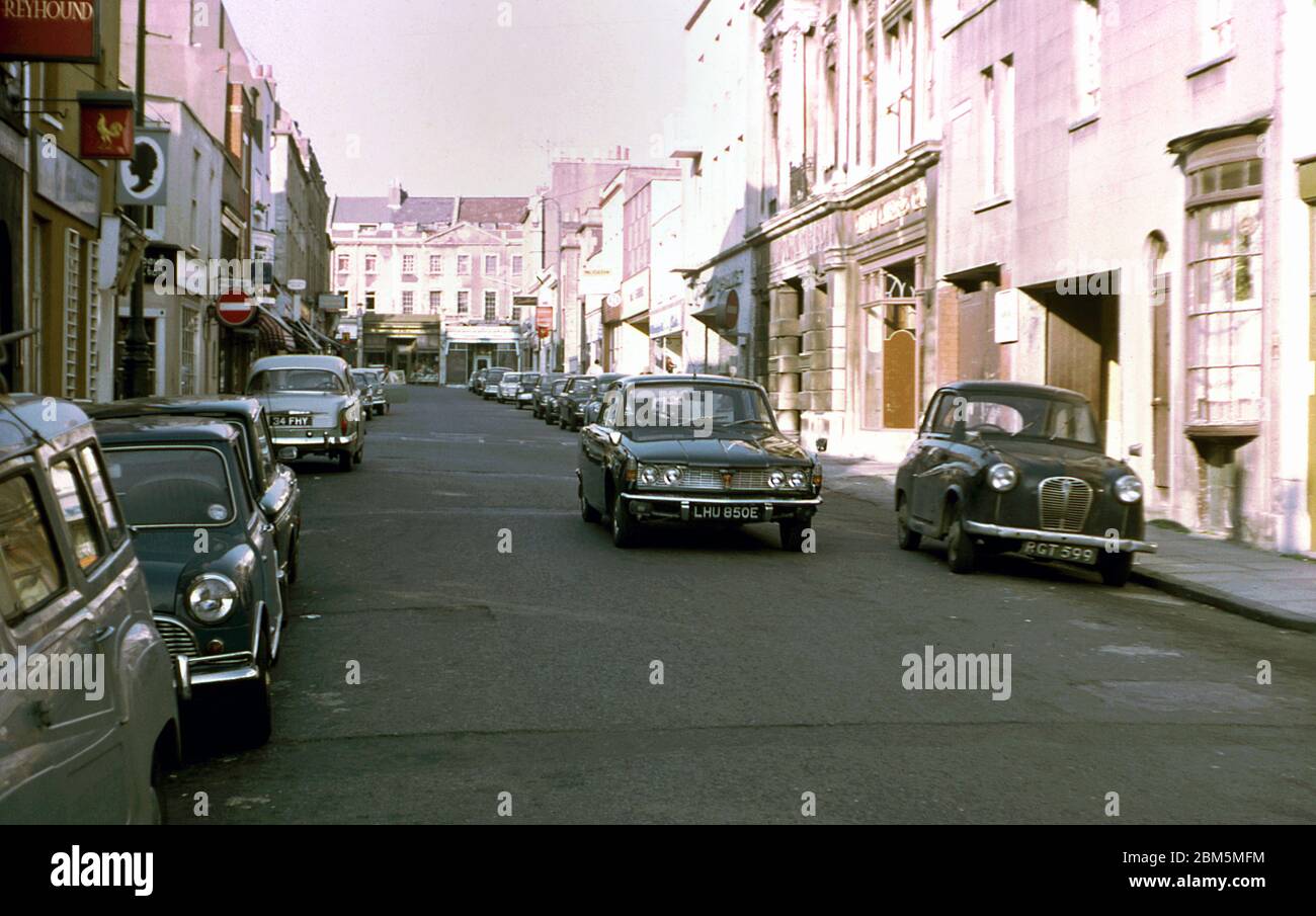 Bristol in den 60er und 70er Jahren: Blick auf die Princess Victoria Street in Clifton im Juni 1970 mit Blick auf die Regent Street. Eine Rover 2000 Limousine fährt an einer geparkten Austin A35 im heutigen Clifton Village vorbei, wo Parkdrücke kontrollierte Parkzonen gebracht haben. Die Gegend war beliebt bei Studenten der Bristol University in jenen Tagen vor der Zentralheizung mit vielen Gebäuden in Wohnungen aufgeteilt und vermietet auf jährlichen Mietwohnungen mit wenigen der Insassen mit Autos. Stockfoto