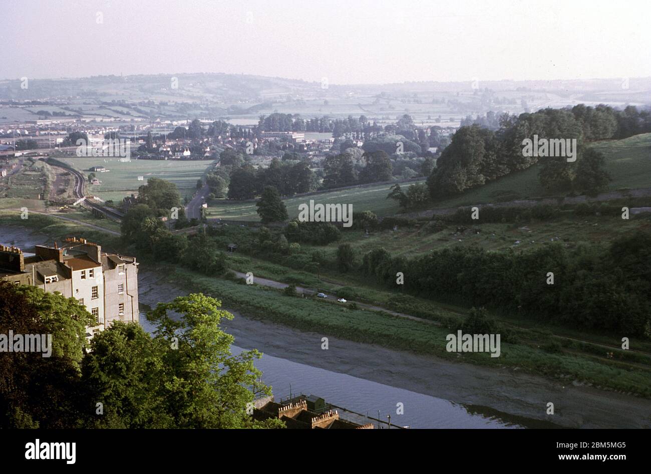 Bristol in den 60er und 70er Jahren: Blick vom Sion Hill in Clifton über den Fluss Avon in Richtung Bedminster Cricket Club in Bower Ashton im Juni 1970, Blick über die alte Bahnlinie nach Portishead, die 1964 für Passagiere geschlossen wurde, aber zu dieser Zeit noch für Fracht von den Docks geöffnet war. Das Foto wurde vom Dach einer Studentenwohnung in Princes Buildings aufgenommen. Die Gegend war beliebt bei Bristol University Studenten in diesen Pre-Zentralheizung Tage mit vielen Gebäuden in Wohnungen aufgeteilt und vermietet auf jährliche vermietet. Stockfoto