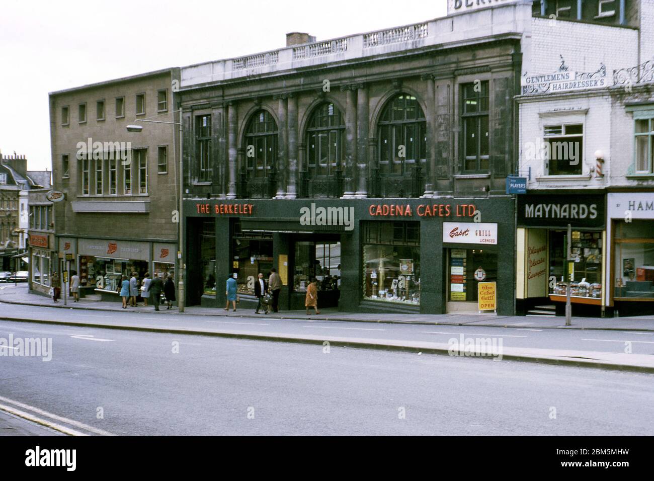 Bristol in den 60er und 70er Jahren: Das Berkeley Coffee House in Queens Road, Clifton, gegenüber dem Wills Memorial Building der Bristol University, im Juli 1970. Als Teil der Cadena Cafes Ltd Kette war es ein beliebter Treffpunkt für Studenten in den sechziger und siebziger Jahren, wo Kaffee und leichte Mahlzeiten serviert wurden. Das Gebäude beherbergte auch die Cabot lizenzierten Grill. Cadena eröffnete in den 30er Jahren dort und war in den frühen Tagen das vornehmste Café der Stadt, das Restaurant mit einem erstklassigen Orchester, das dreimal täglich spielte. Stockfoto