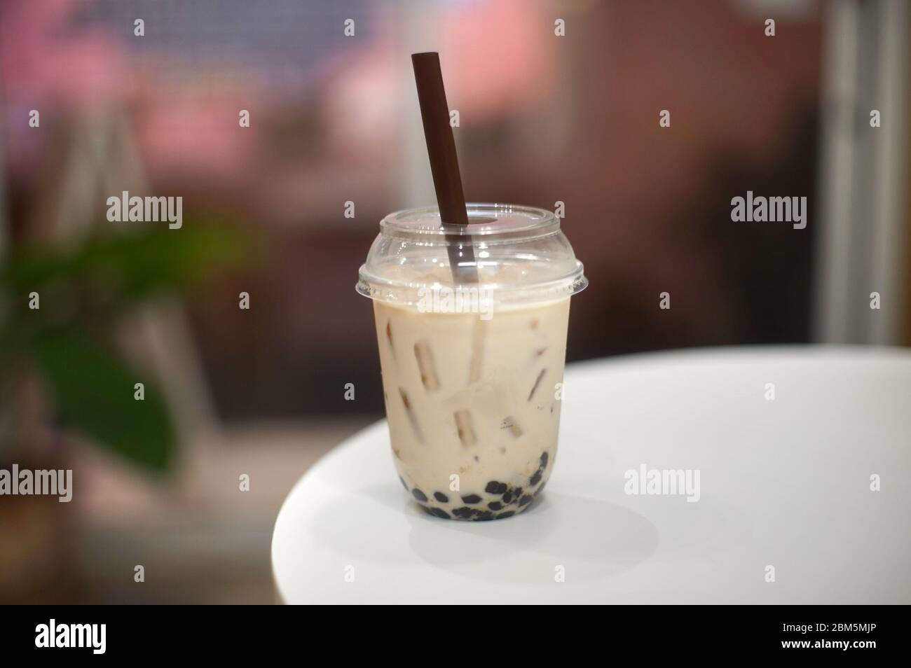 Perlmilchtee in einer Tasse im Café Stockfoto