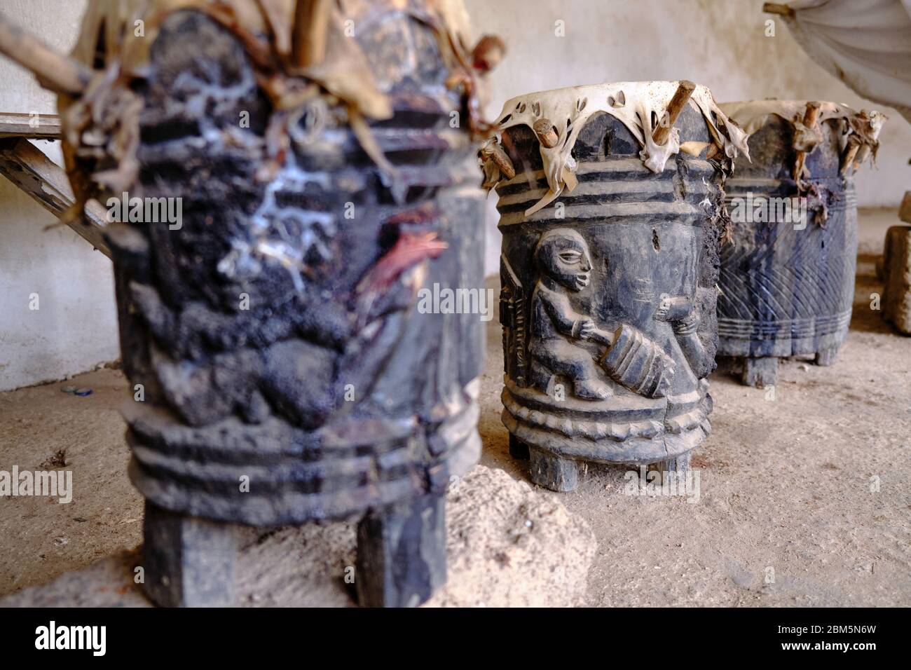 Heilige Trommeln, die für Opferrituale in der Yoruba-Religion verwendet werden. Stockfoto