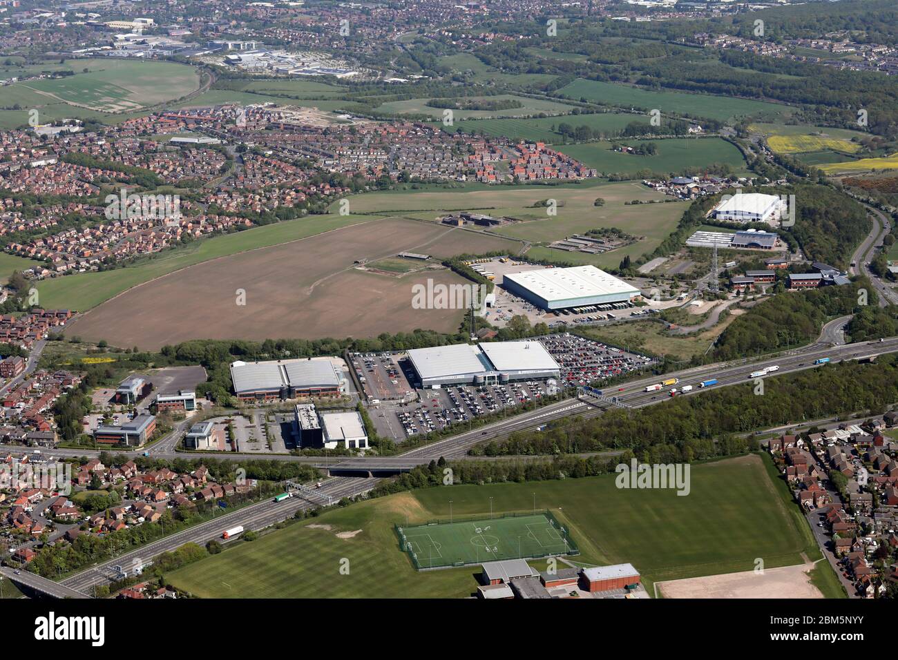 Luftaufnahme des Capitol Boulevard und der Capitol Park Entwicklungen in Tingley, Leeds Stockfoto