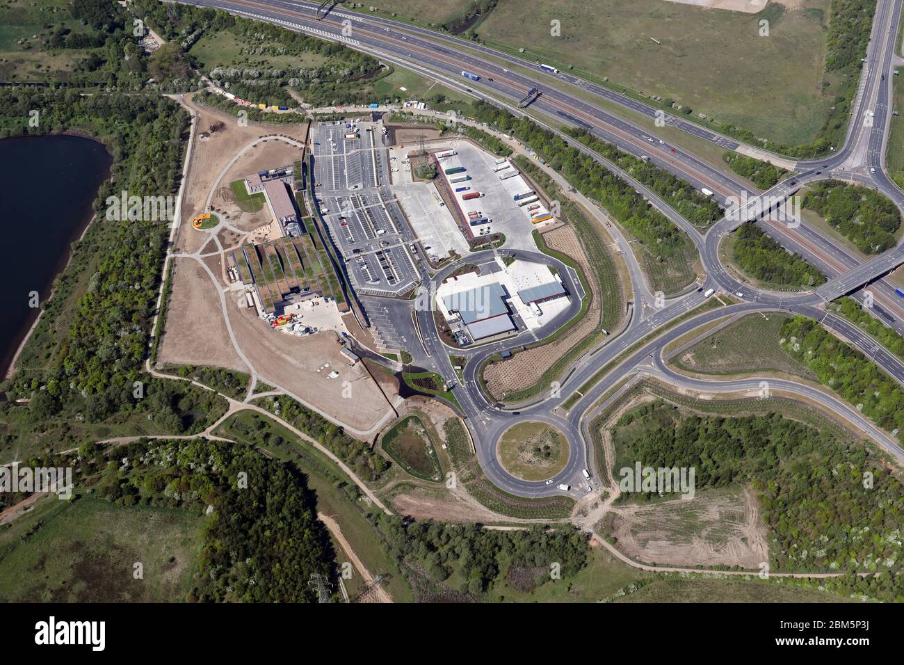 Luftaufnahme von Leeds Skelton Lake Services - Extra an der Kreuzung 45 der M1 Stockfoto