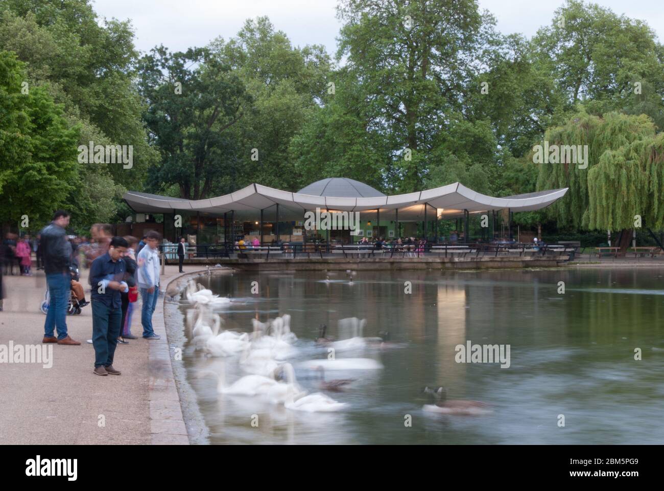 Zelt wie Struktur Dach Modernismus Dell Restaurant, Hyde Park, Serpentine Road, London W2 von Patrick Gwynne Stockfoto