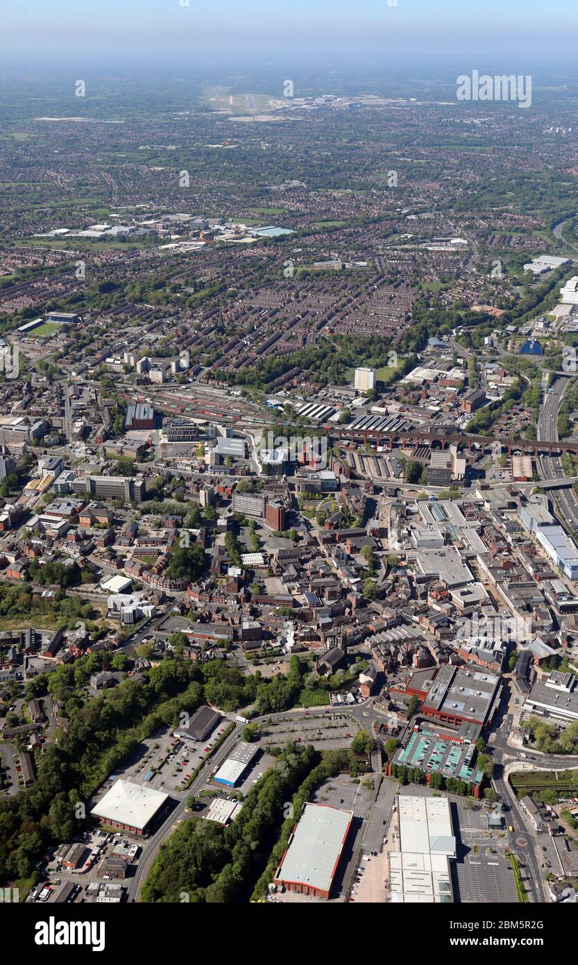 Luftaufnahme des Stockport Stadtzentrums mit der Start- und Landebahn am Flughafen Manchester in der Ferne Stockfoto