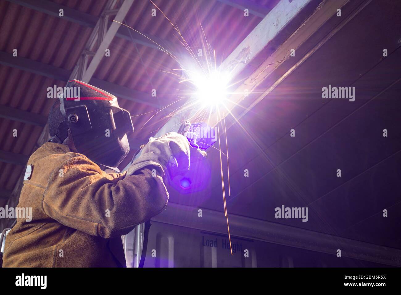 Schweißer in einer Fabrik, Industriearbeiter Stockfoto