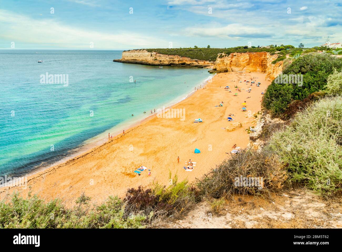 Schöner Sandstrand mit Klippen namens Praia Nova, Porches, Algarve, Portugal umgeben Stockfoto