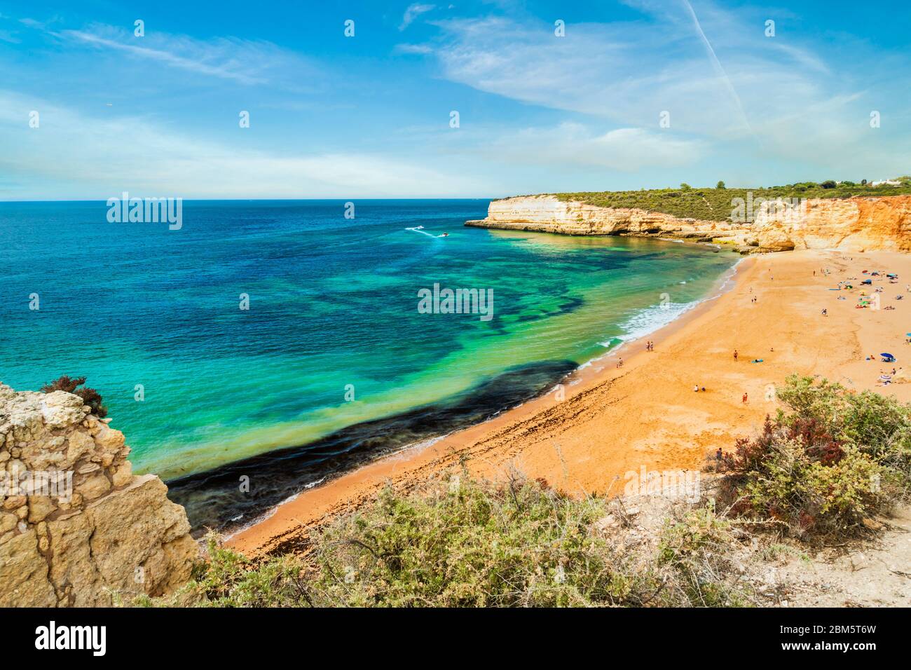 Schöner Sandstrand mit Klippen namens Praia Nova, Porches, Algarve, Portugal umgeben Stockfoto