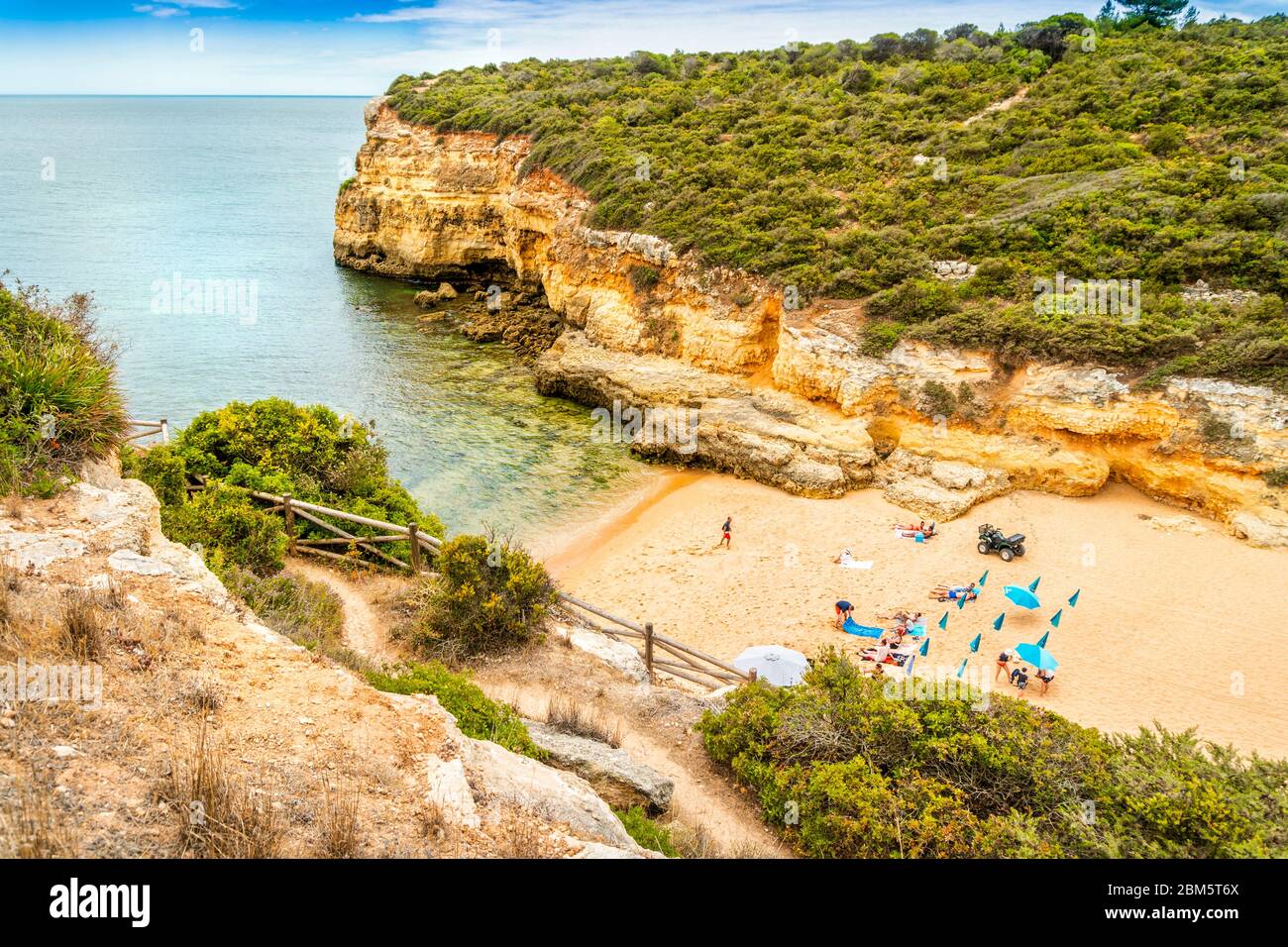 Schöner Sandstrand mit Klippen namens Barranco, Porches, Algarve, Portugal umgeben Stockfoto