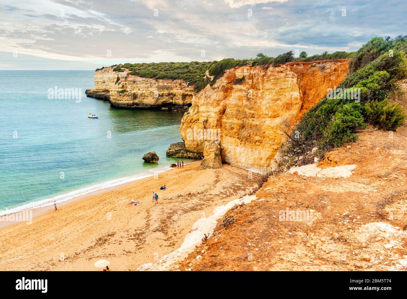 Schöner Sandstrand mit Klippen namens Praia Nova, Porches, Algarve, Portugal umgeben Stockfoto