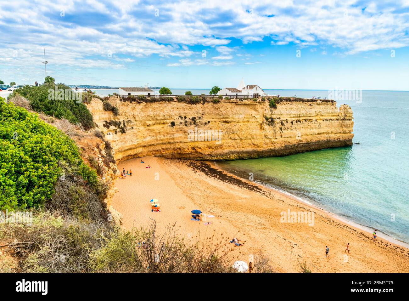 Schöner Sandstrand mit Klippen namens Praia Nova, Porches, Algarve, Portugal umgeben Stockfoto