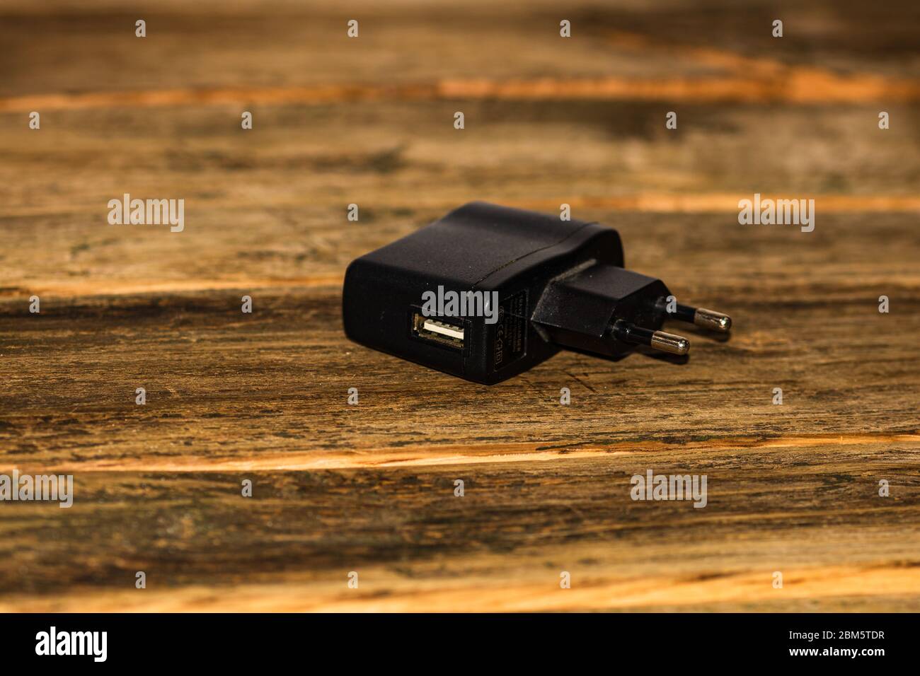 Schwarze Buchse Reiseladegerät für USB-Port-Ausgang. USB-Elektronik Gerät Ladegerät isoliert, Stockfoto