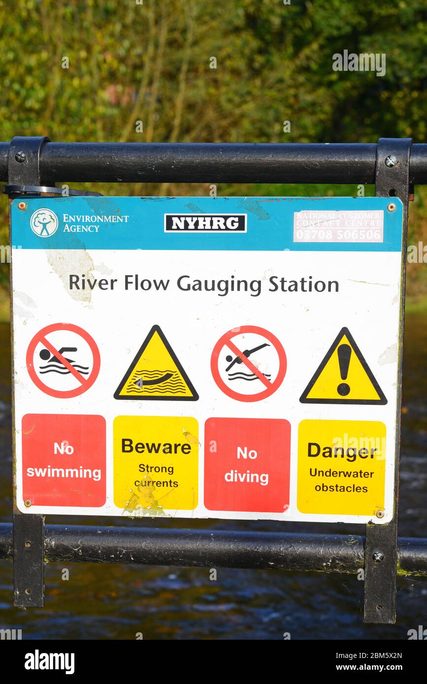 Umweltbehörde Warnschilder an Messstation kein Schwimmen, starke Strömung, kein Tauchen, Unterwasser Hindernisse, Fluss ure ripon yorkshire uk Stockfoto
